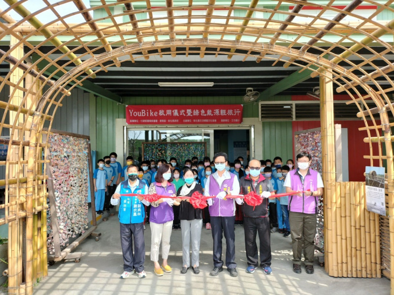 彰化縣政府提供退役YouBike協助觀光發展，啟動綠色能源輕旅行! 彰化縣芳苑鄉王功地區是位於西海岸的小漁村，擁有豐富自然資源，但交通不便，搭乘大眾運輸來的遊客在王功只能步行，退役YouBike(自行車)下鄉對搭乘大眾運輸的遊客更友善!於111年3月17日進行正式啟動儀式，運用在地豐富的綠色能源舉辦-綠色能源輕旅行，也讓來王功的遊客多一個&rdquo;綠色選擇&rdquo;!
芳苑王功有豐富的再生能源-風力發電-陸域型風機、離岸風電、太陽能發電等，緊鄰的台灣海峽正是風力發電的重要場域，此次綠色輕旅行由深耕在地多年的王功蚵藝文化協會針對在地場域特性規畫之戶外體驗，希冀使大眾在寓教於樂中學習，透過地域特性觀察、探討現有能源之優劣，增加民眾對綠色能源之認識! 
綠色能源輕旅行「綠色能源-環境永續」的觀念從小扎根，協會攜手在地學校-王功國小進行戶外教育體驗，莘莘學子們在校園認識能源後，透過戶外體驗加深印象，活動中以節能的交通方式-騎乘自行車前往王功風力發電的場域進行觀察，認識綠色能源、思考環境永續，從在地產業的歷史脈絡中探討海洋環境的變遷與產業的改變，瞭解人類與自然之間密不可分的影響，強化環境、社會、經濟三面向的新世代環境教育學習，學子認識家鄉的同時亦成為觸發校園及周邊社區朝向永續發展目標轉化的角色。
王功蚵藝文化協會理事長-梁鳳蓉表示:能源在所有的永續發展議題中扮演核心角色，王功地區豐富綠色能源是很棒的天然教材，透過在地輕旅行的形式宣導綠色能源，向大眾傳遞環境永續之精神，邀請大家來一場健康、節能、減碳的綠色輕旅行!
&nbsp;
YouBike啟用儀式暨綠色能源輕旅行記者會-活動流程

  



3/17(四)


活動流程






9:30-10:00


YouBike腳踏車啟用典禮




10:00-12:00


綠色能源腳踏車輕旅行




第一站


垂直軸風電




第二站


離岸型風電
潮間帶介紹




第三站


陸域型風電
芳苑燈塔




第四站


王功漁港
漁民守護者-安檢所




&nbsp;


學生分享回饋




12:00


活動結束





&nbsp;
&nbsp;
發稿單位：彰化縣王功蚵藝文化協會
聯 絡 人：經理 胡靜宜
電話：04-8936657、0985-136383
地址:彰化縣芳苑鄉王功村漁港路840號
撰稿人：企劃 李湘玲