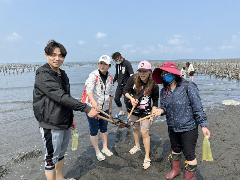 王功的天氣真的好適合下水，清涼的海水，替我解暑解熱，有夠舒服，坐上拉風蚵車，吹著海風，我彷彿是敞篷跑車的俊男美女。最期待的烤蚵，真的ㄔ到撐肚子！嗝～嗝～

&nbsp;