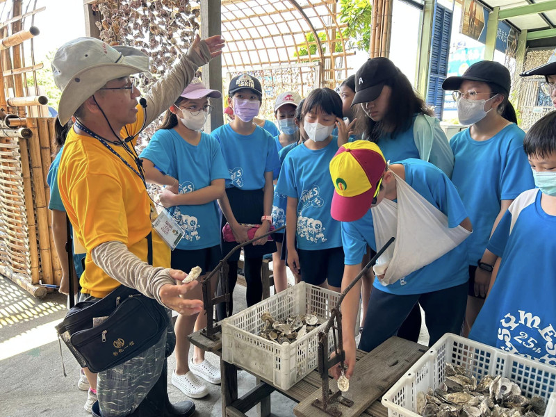 小王功大自然戶外教育一直是學校的首選優質場域，重要的靈魂人物來自一群強大又不斷學習的環教師資
有人會很好奇，環教老師的工作只有現場帶領教學活動嗎？帶你認識環教老師的日常


活動場勘挑選適合又安全場地
製作教具，讓學習更活潑
增能研習提升環教素養與掌握最新議題
發現學員不同需求，設計多元教案課程
學員的回饋和觀課紀錄，課後檢討
到校推廣，你不能來王功嗎？移動的教室帶你認識海洋
接受媒體採訪


環教老師的工作有趣又充滿挑戰性，更要有一顆對於大自然的好奇心與教育的熱忱
祝福老師們教師節快樂~