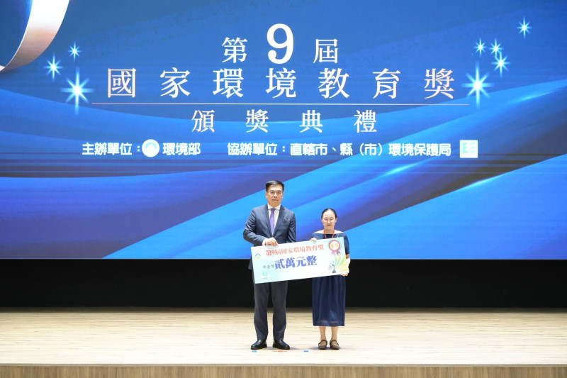 理事長梁鳳蓉女士，致力於推動海洋教育多年，日前榮獲第9屆國家環境教育獎個人組優等獎。蕭美琴副總統今日於總統府接見梁女士及其他獲獎者，肯定他們長期為環境教育付出的努力與貢獻。
協會理事長長期致力於推廣蚵棚生態教育，透過導覽、體驗等活動，讓民眾認識蚵棚生態系的重要性。她也積極參與社區營造，帶動王功社區發展蚵藝文化。
蕭美琴副總統表示，環境教育是永續發展的重要基礎，感謝所有獲獎者為環境教育的付出，同時也期盼未來有更多人投入環境教育工作，共同為守護地球努力。
更詳細資訊請見:
官方臉書平台
環境部新聞網
&nbsp;
#國家環境教育獎
#梁鳳蓉理事長
#蚵棚生態教育
#海洋教育
#蚵畫人生
#環境部
&nbsp;