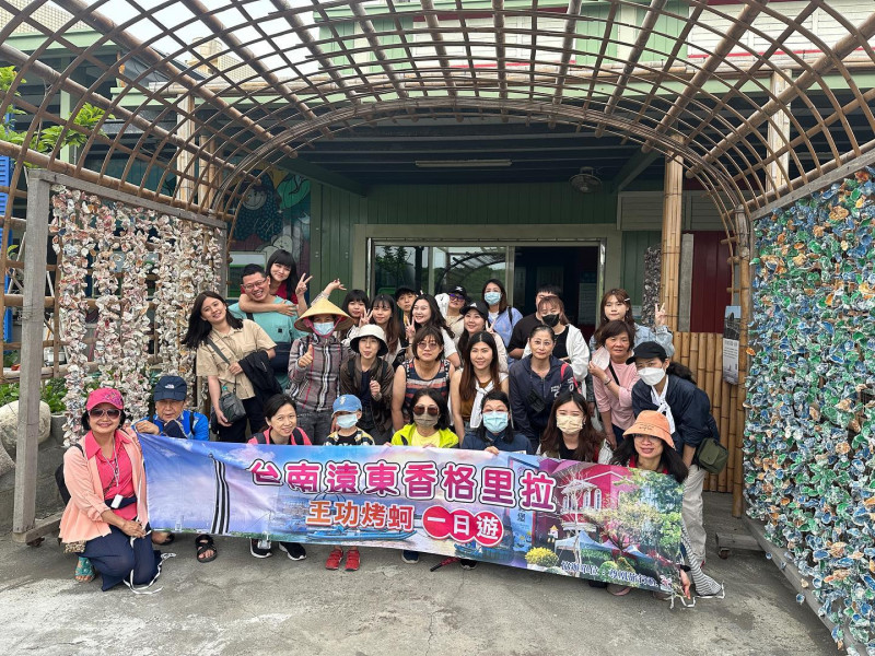 透過漁村導覽，更了解當地在地風情，坐著拉風的蚵車，吹著海味的風
是一種放鬆，也是一種從未的體驗。